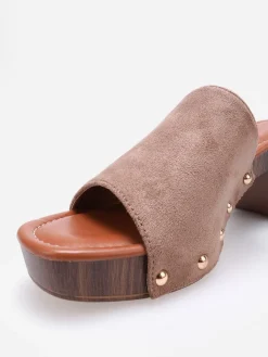 Outlet La Modeuse Mules sabots cloutées en suédine Taupe