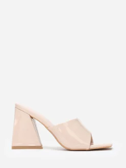 New La Modeuse Mules vernies  à talon en triangle Beige
