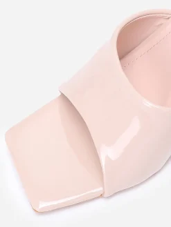 New La Modeuse Mules vernies  à talon en triangle Beige