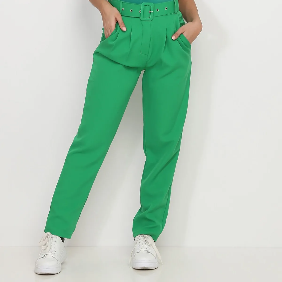 Sale La Modeuse Pantalon à pinces avec ceinture Vert