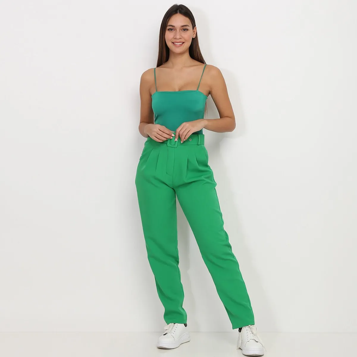 Sale La Modeuse Pantalon à pinces avec ceinture Vert