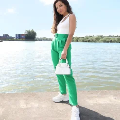 Sale La Modeuse Pantalon à pinces avec ceinture Vert