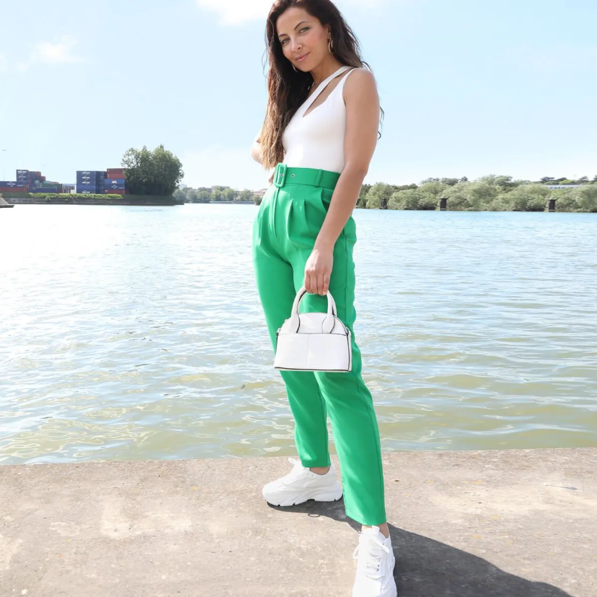 Sale La Modeuse Pantalon à pinces avec ceinture Vert