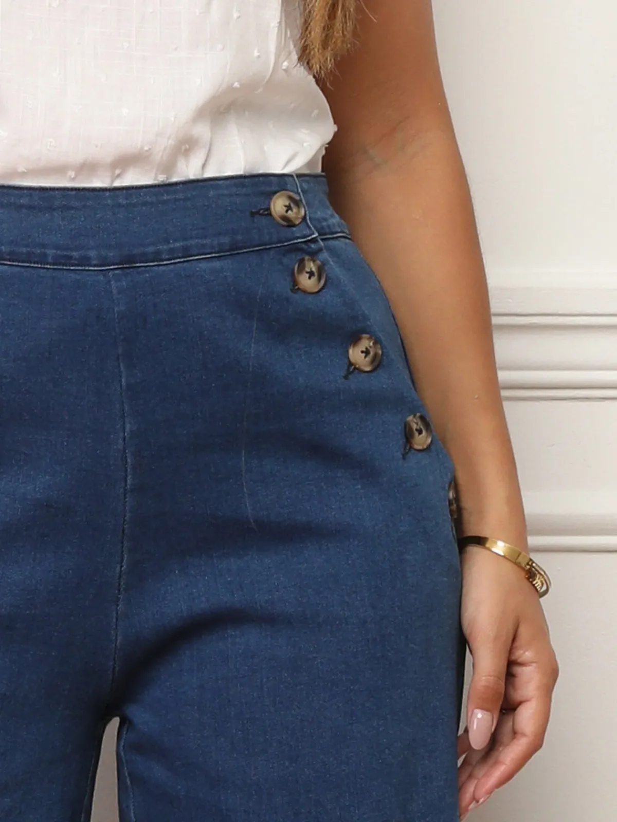 Sale La Modeuse Pantalon flare en denim à boutons Bleu