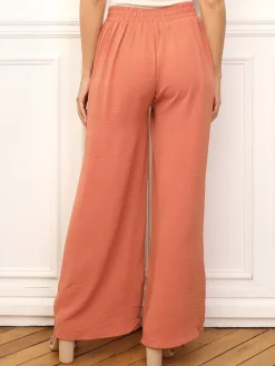 New La Modeuse Pantalon large à plis et boutons MarronClair