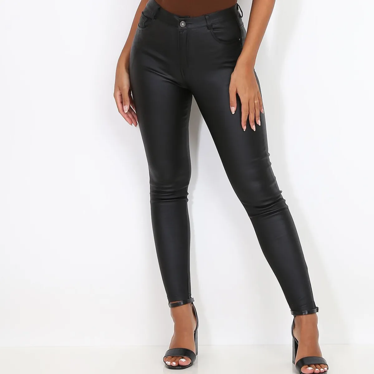 Sale La Modeuse Pantalon skinny à effet simili Noir