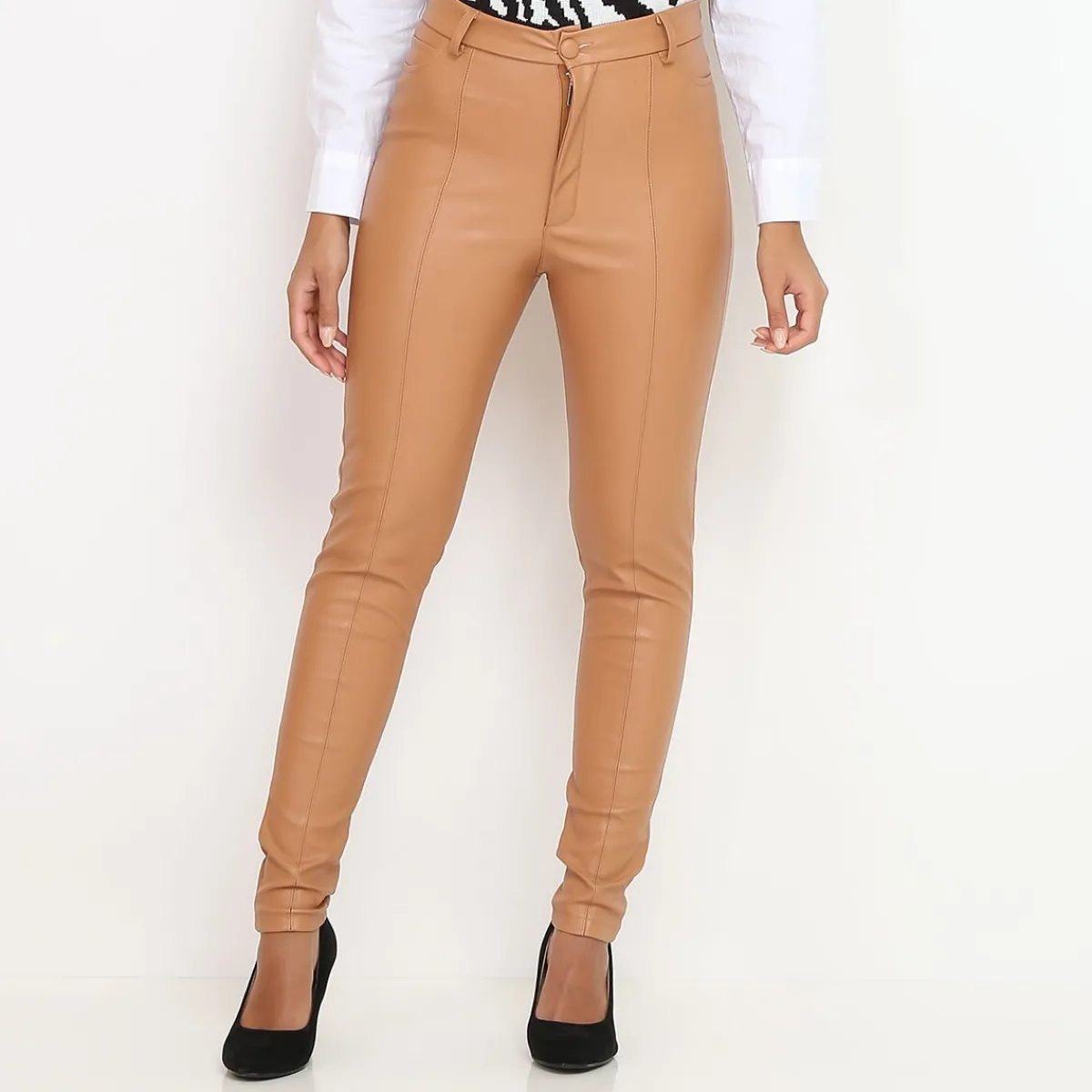 New La Modeuse Pantalon skinny en simili Camel