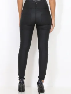 Discount La Modeuse Pantalon slim enduit à zip et boutons Noir