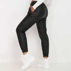 Best La Modeuse Pantalon style jogger en simili mat Noir
