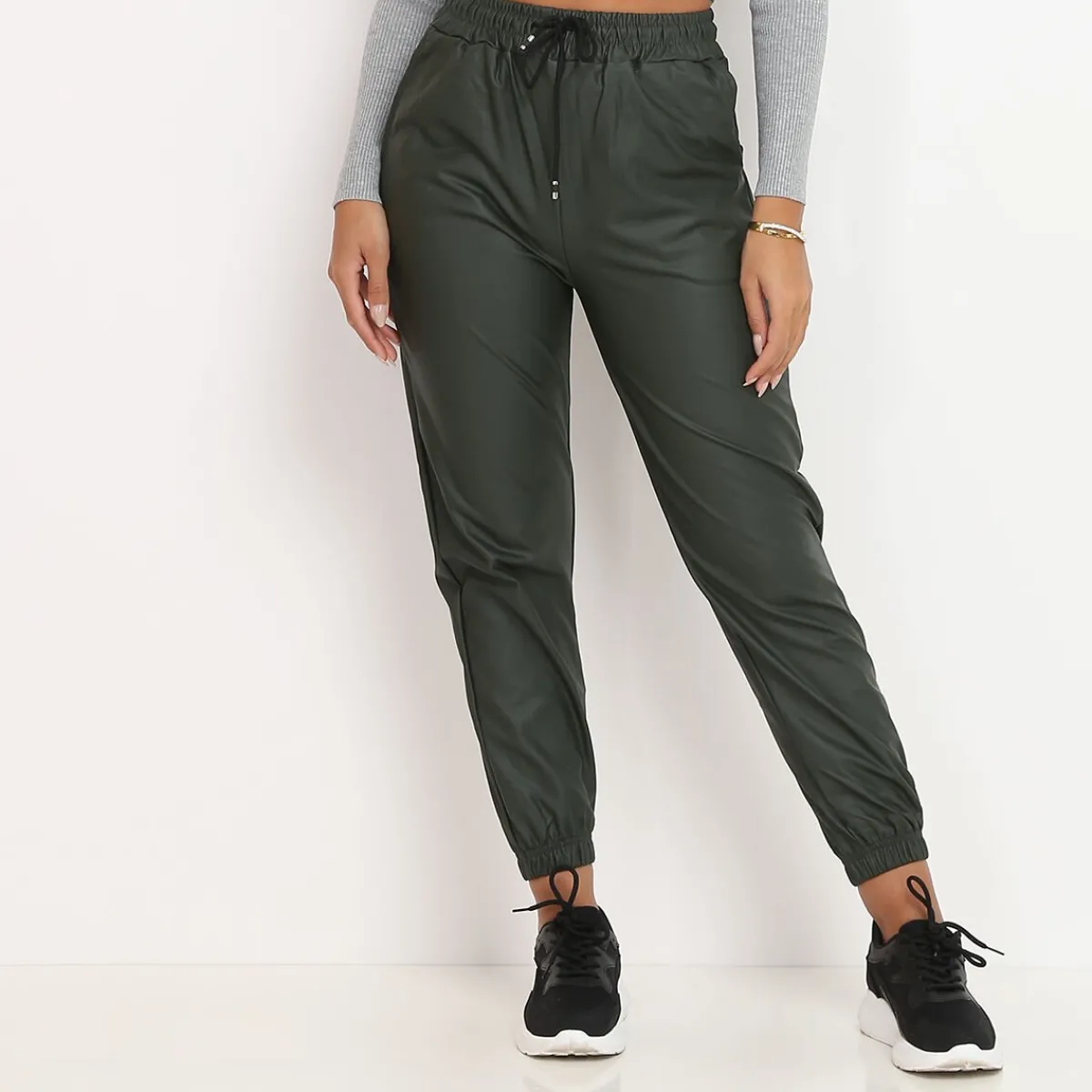 Online La Modeuse Pantalon style jogger en simili mat Kaki