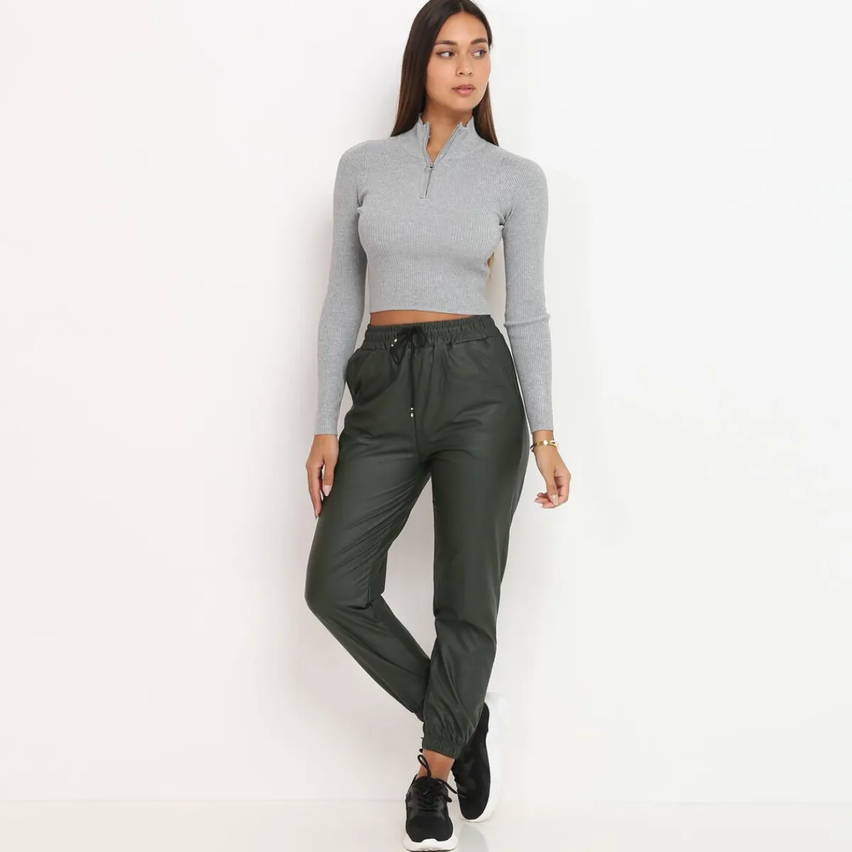 Online La Modeuse Pantalon style jogger en simili mat Kaki