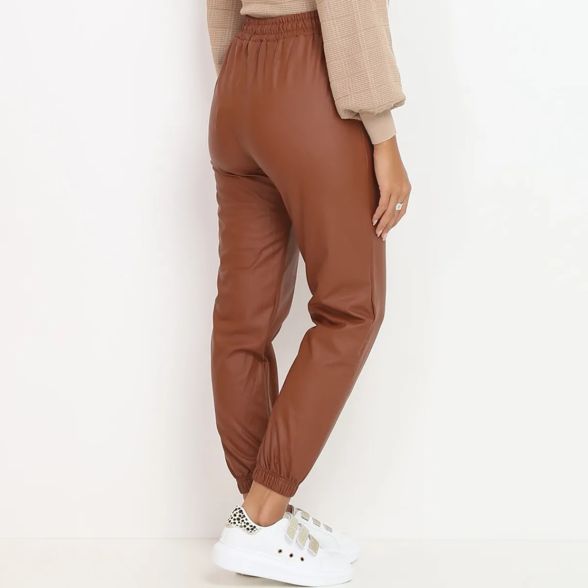 Best La Modeuse Pantalon style jogger en simili mat Camel