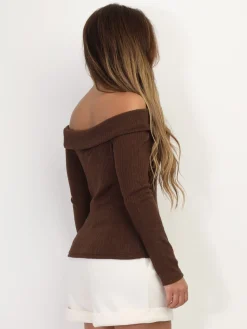 Hot La Modeuse Pull bardot en maille côtelée Marron