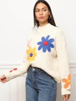 La Modeuse Pull duveteux à fleurs brodées colorées Beige