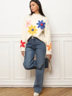 La Modeuse Pull duveteux à fleurs brodées colorées Beige