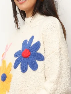 La Modeuse Pull duveteux à fleurs brodées colorées Beige