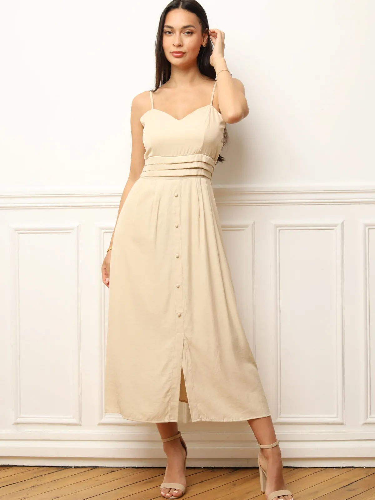 Hot La Modeuse Robe à boutons et détails plissés Beige