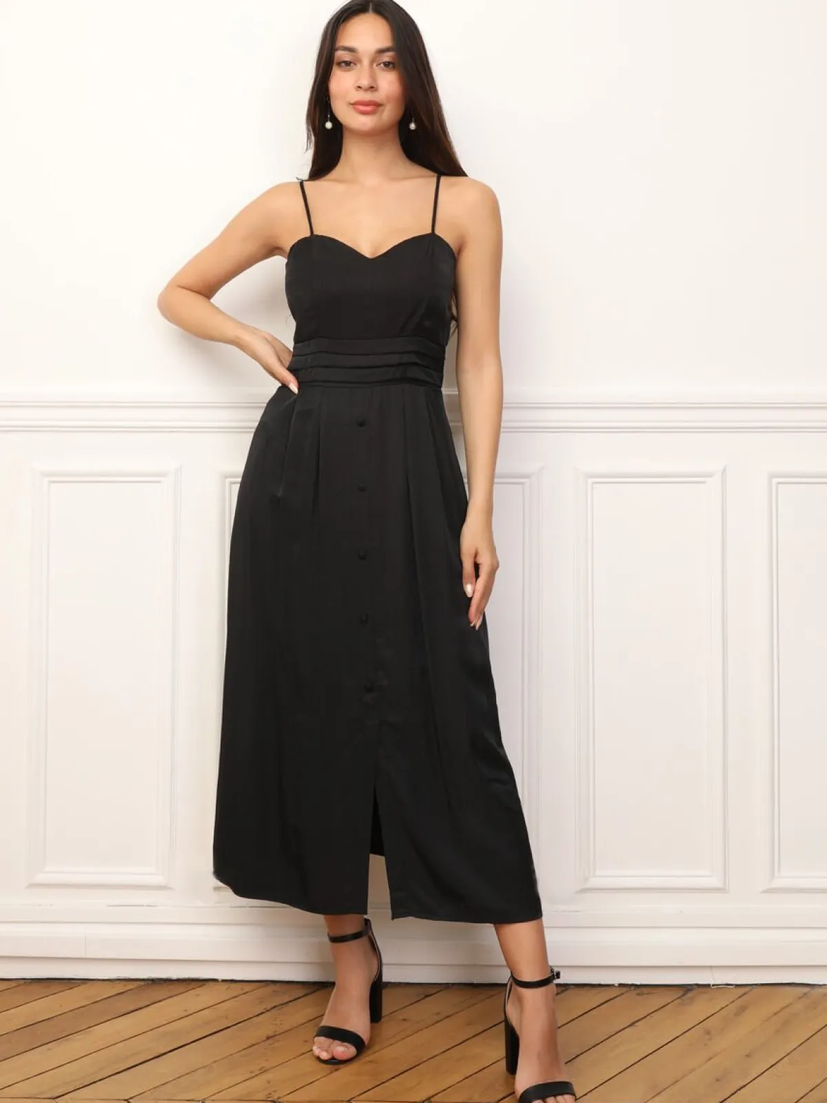 Hot La Modeuse Robe à boutons et détails plissés Noir