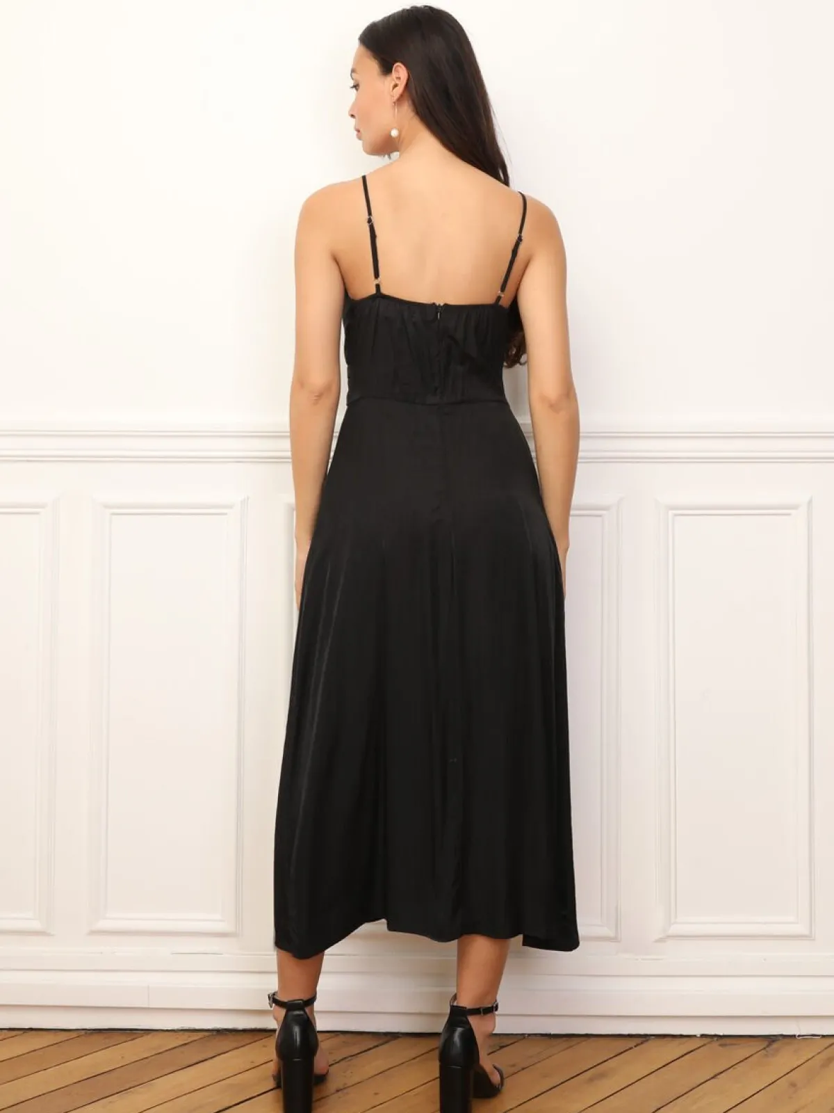 Hot La Modeuse Robe à boutons et détails plissés Noir