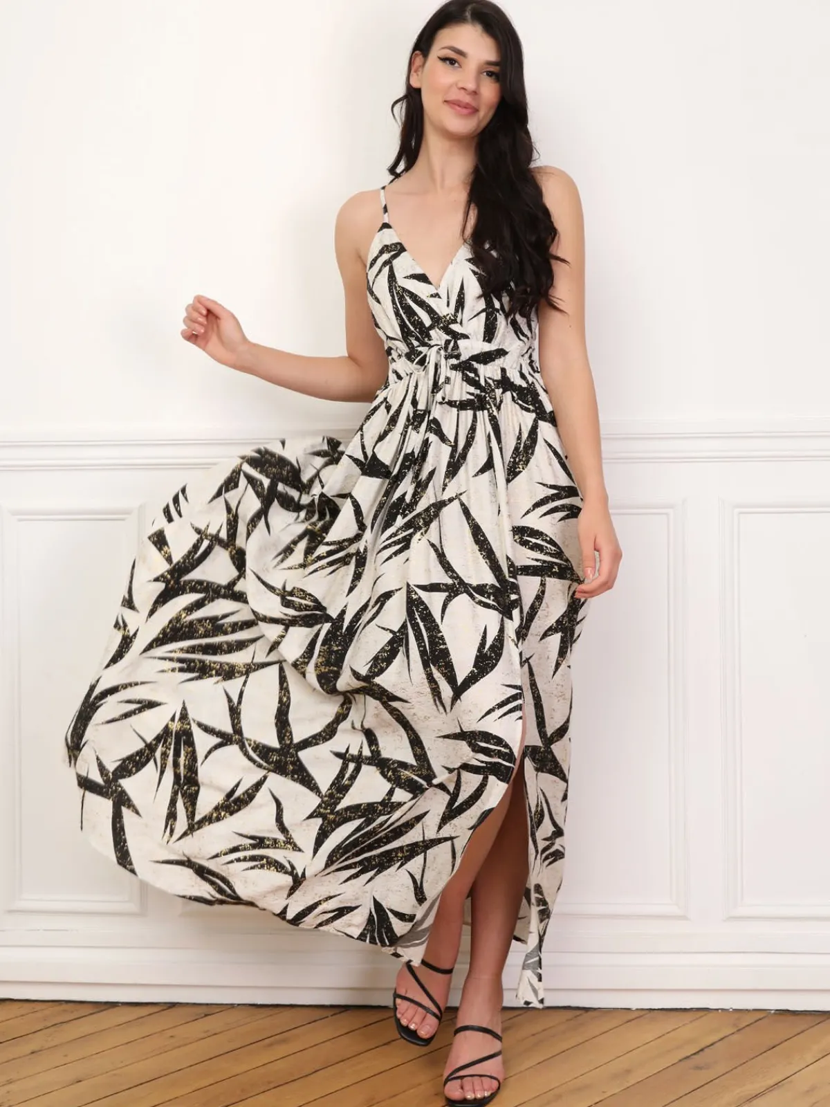 Outlet La Modeuse Robe à motif tropical et éclats dorés Noir