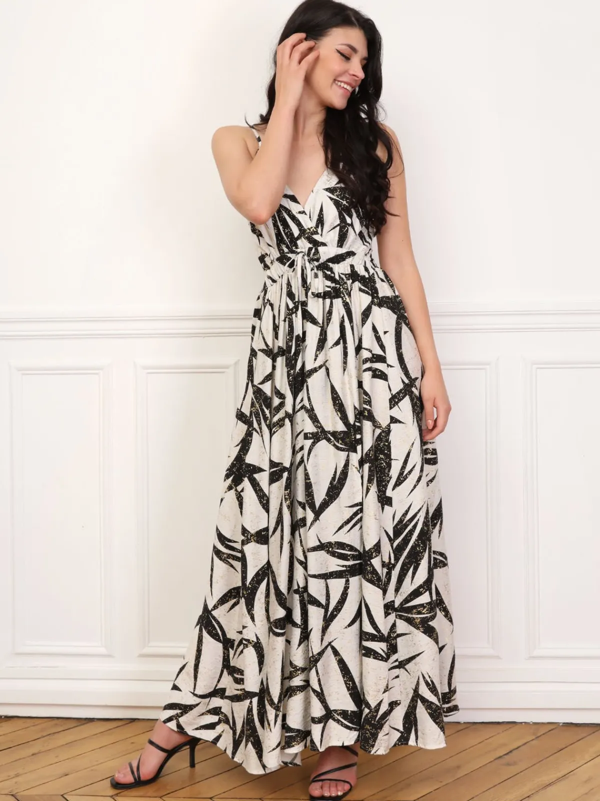 Outlet La Modeuse Robe à motif tropical et éclats dorés Noir