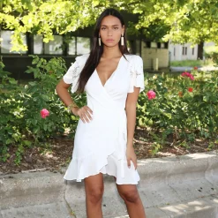 New La Modeuse Robe à volants et manches en crochet Blanc