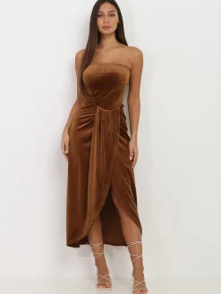 Outlet La Modeuse Robe bustier en velours drapé Camel