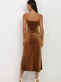 Outlet La Modeuse Robe bustier en velours drapé Camel