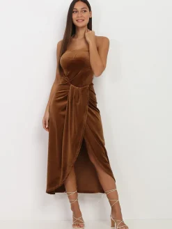 Outlet La Modeuse Robe bustier en velours drapé Camel