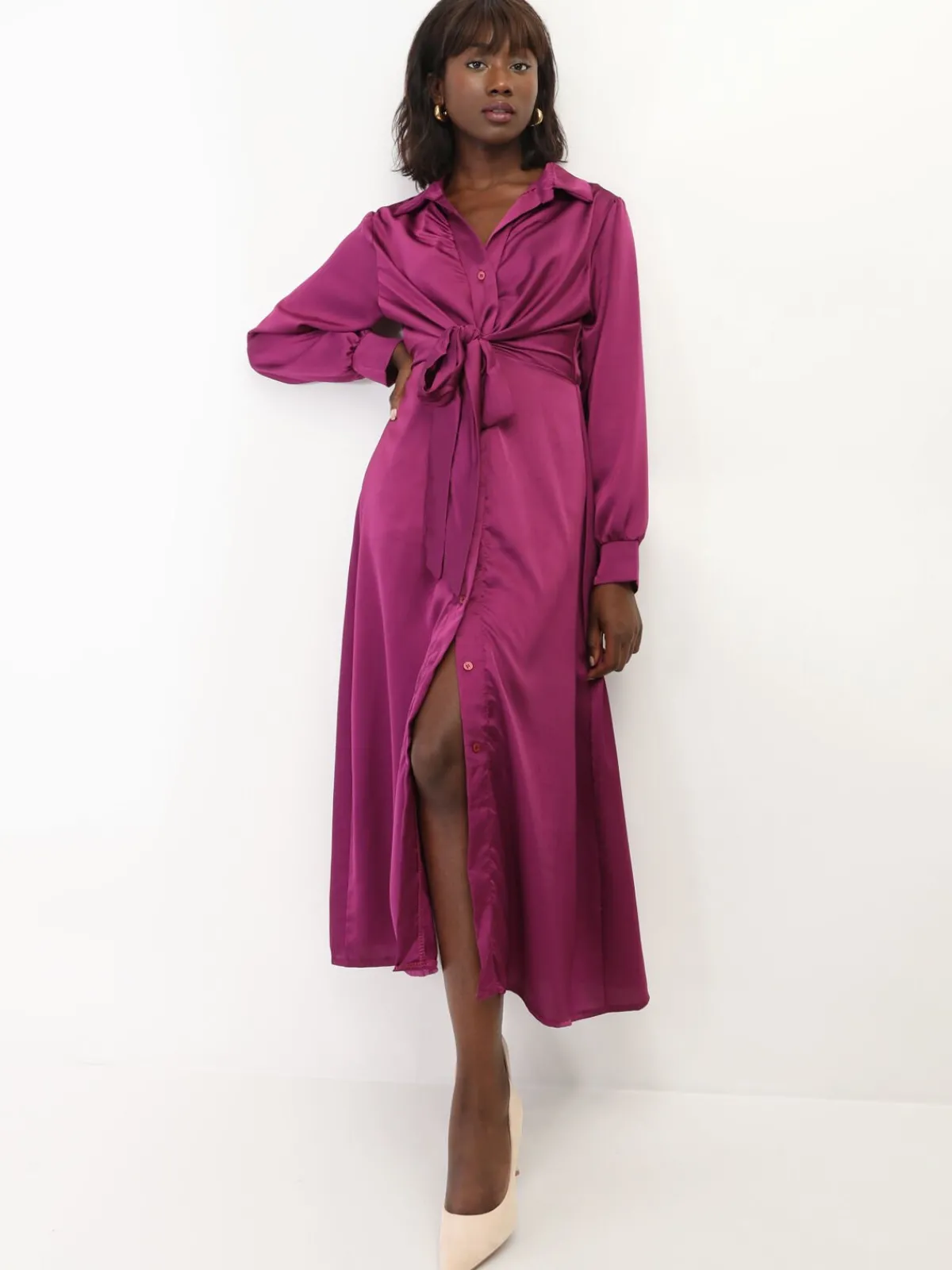 Clearance La Modeuse Robe chemise longue et satinée à nouer Fuchsiafoncé