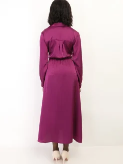 Clearance La Modeuse Robe chemise longue et satinée à nouer Fuchsiafoncé