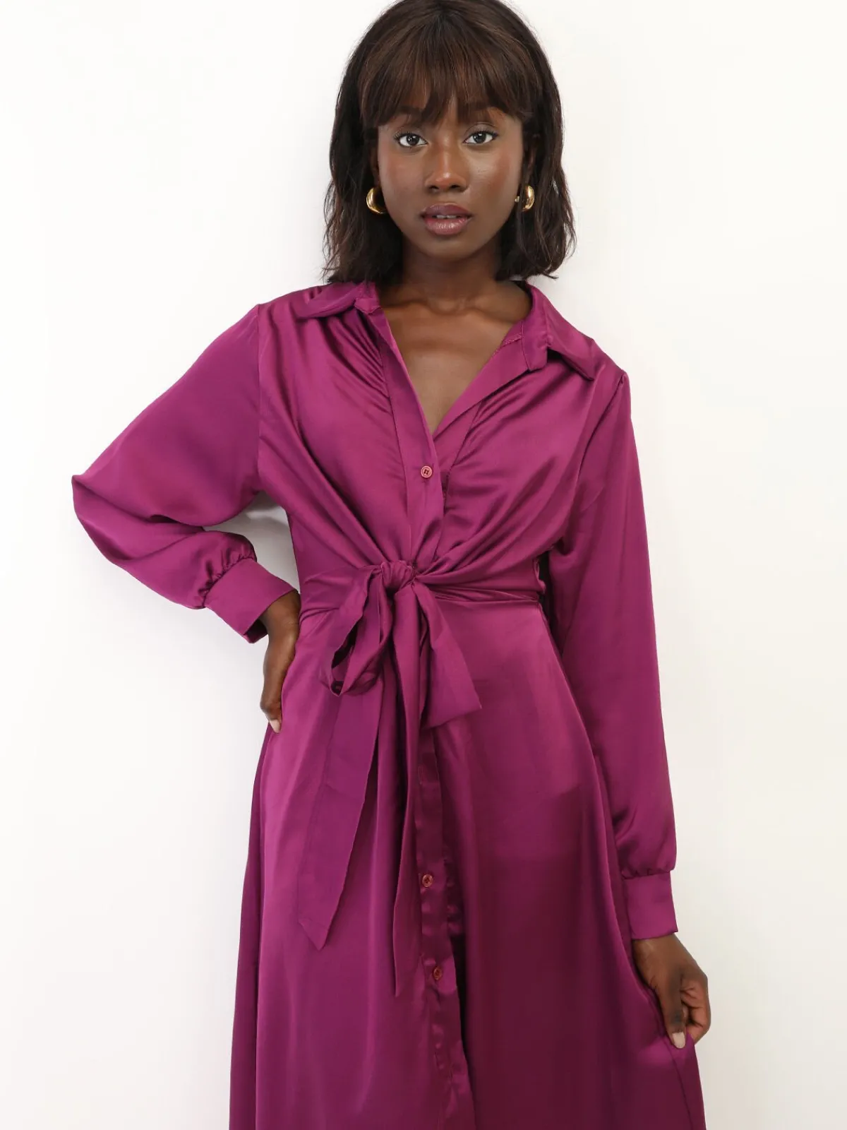 Clearance La Modeuse Robe chemise longue et satinée à nouer Fuchsiafoncé