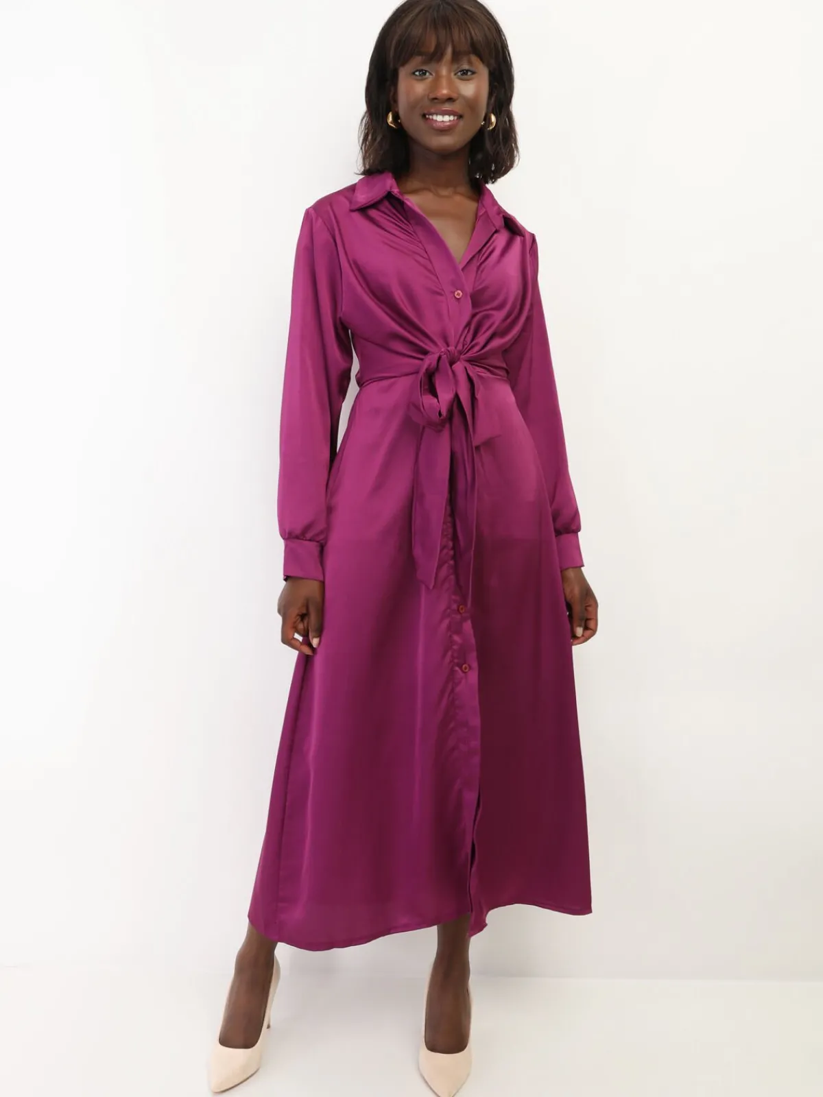 Clearance La Modeuse Robe chemise longue et satinée à nouer Fuchsiafoncé