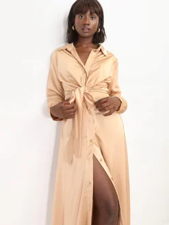Sale La Modeuse Robe chemise longue et satinée à nouer Doré