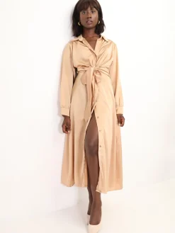 Sale La Modeuse Robe chemise longue et satinée à nouer Doré
