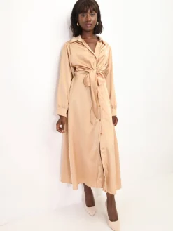 Sale La Modeuse Robe chemise longue et satinée à nouer Doré