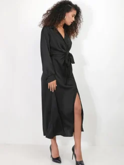 Online La Modeuse Robe chemise longue et satinée à nouer Noir