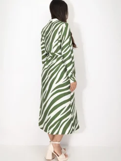 Online La Modeuse Robe chemise texturée à motif zébré Vert