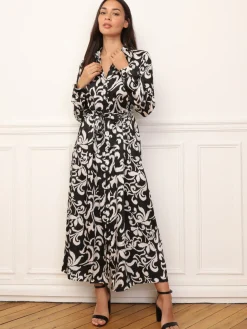 Sale La Modeuse Robe chemise évasée à motifs Noir