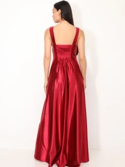 Sale La Modeuse Robe de cérémonie satinée et drapée Rougefoncé