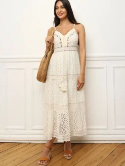 New La Modeuse Robe en crochet à pendentifs coquillages Beige