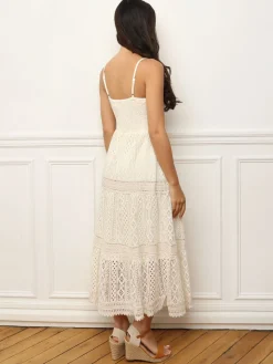 New La Modeuse Robe en crochet à pendentifs coquillages Beige