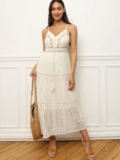 New La Modeuse Robe en crochet à pendentifs coquillages Beige