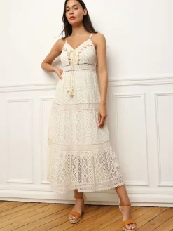 New La Modeuse Robe en crochet à pendentifs coquillages Beige