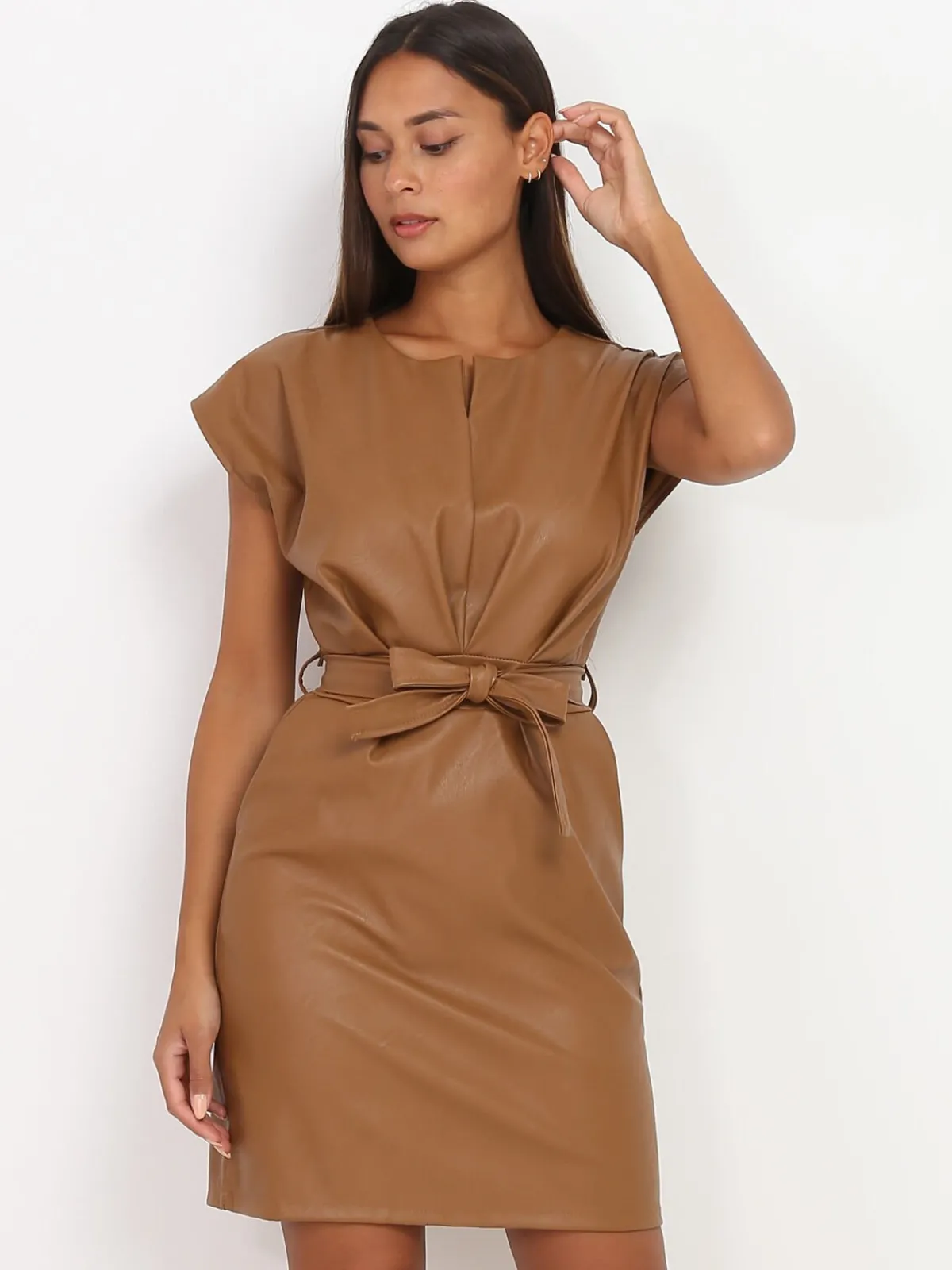 Hot La Modeuse Robe en simili à col fendu Camel