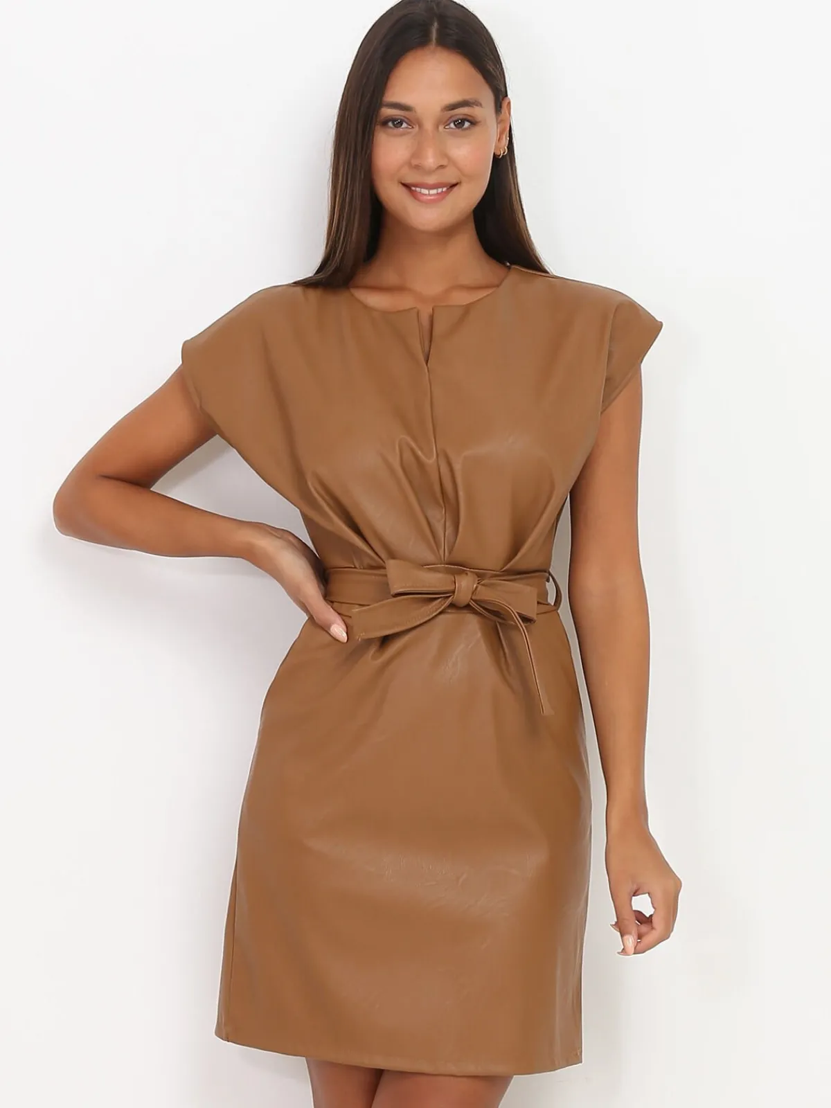 Hot La Modeuse Robe en simili à col fendu Camel