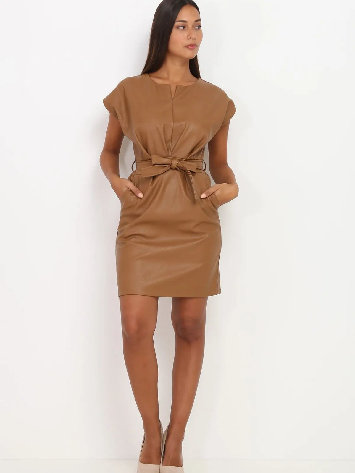 Hot La Modeuse Robe en simili à col fendu Camel