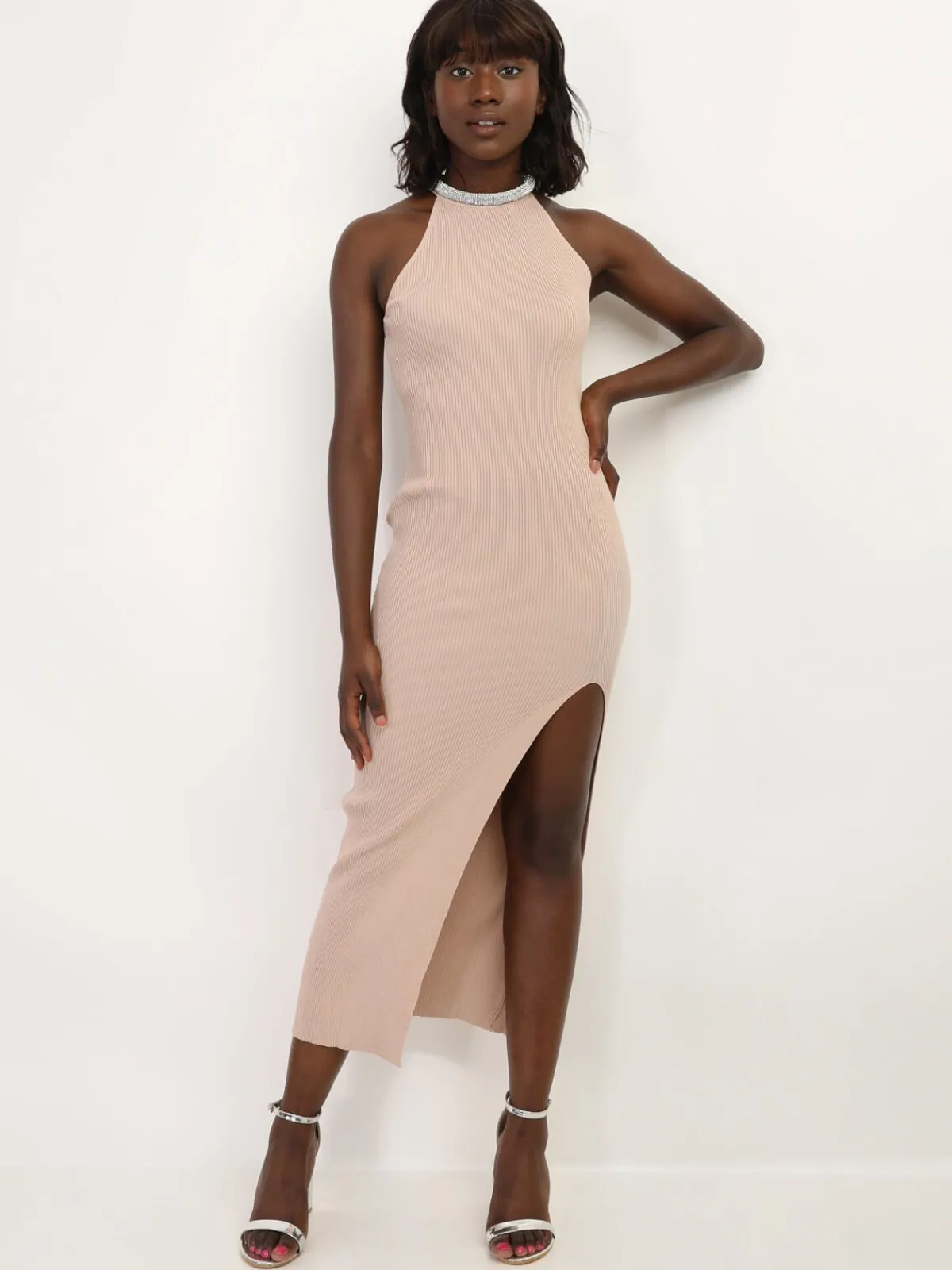 Outlet La Modeuse Robe fendue à col en strass Taupe