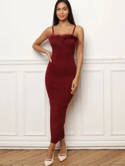Hot La Modeuse Robe fendue à plumes Bordeaux