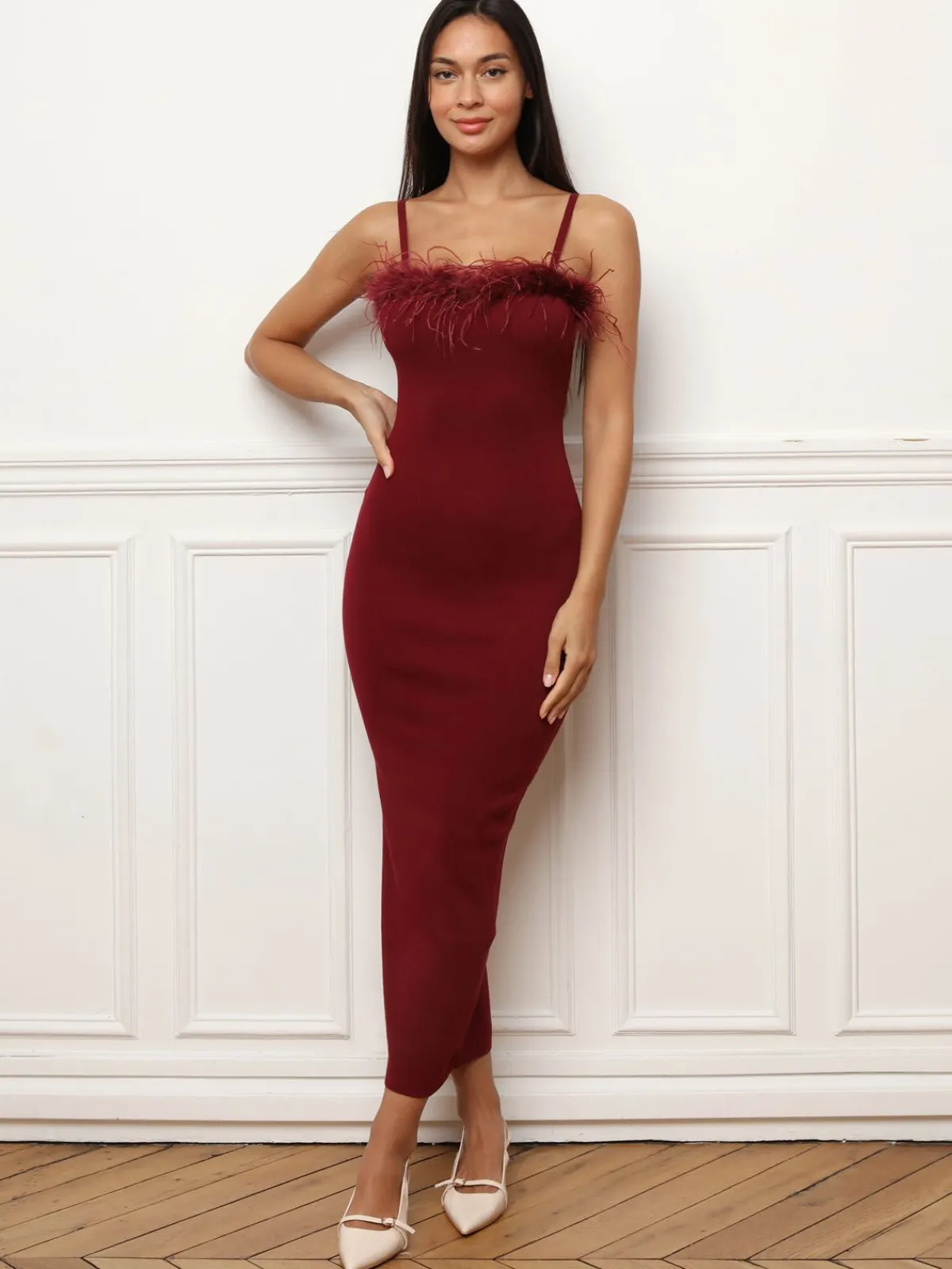 Hot La Modeuse Robe fendue à plumes Bordeaux